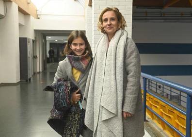 Imagen secundaria 1 - Así quedó la piscina tras ser desalojada. Miren Martín acudió ayer a recoger las cosas de su hija June Fresnillo. Ángel Cuerda, profesor.