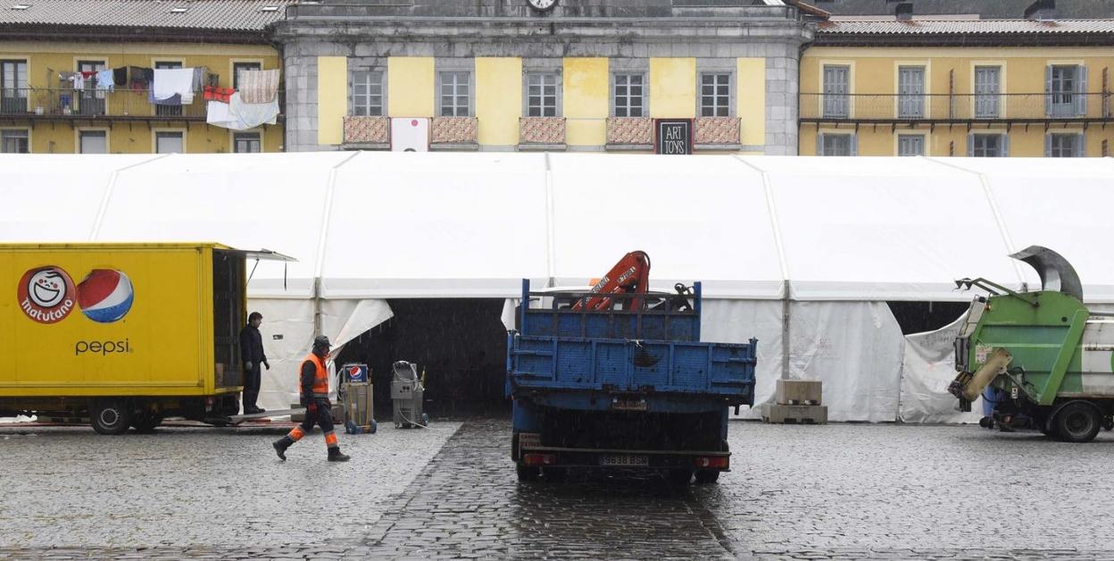 Imagen de un Miércoles de Ceniza en la plaza Euskal Herria, con la carpa de las txosnas instalada en el centro. 