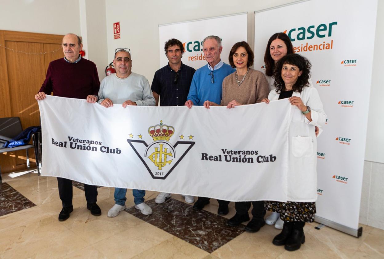 Miembros de la Asociación de Veteranos del Real Unión y personal de Caser Residencial junto con el presidente de la Federación Española de Asociaciones de Futbolistas Veteranos, Juan Mari Zorriketa, en el centro. 