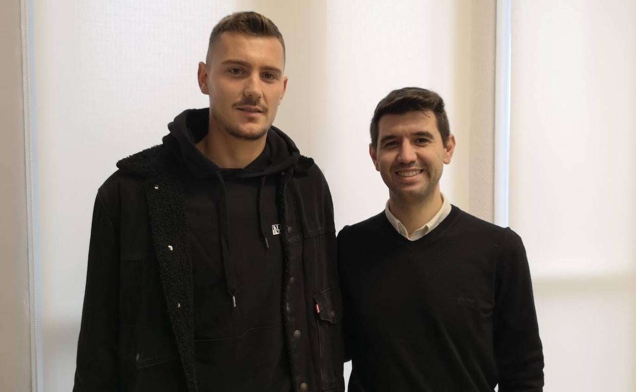 Unai Agirre junto a Mikle Bengoa, el director deportivo. 