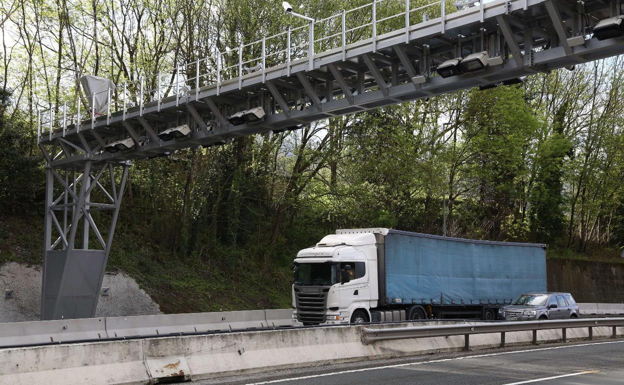 Un juez obliga a la Diputación a devolver 10.000 euros a tres transportistas por el peaje anulado de la N-I