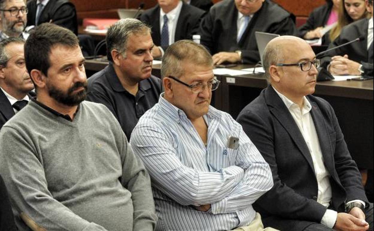Ochandiano, Tellería y De Miguel, 'cerebro de la red, sentados en el banquillo durante una sesión del juicio