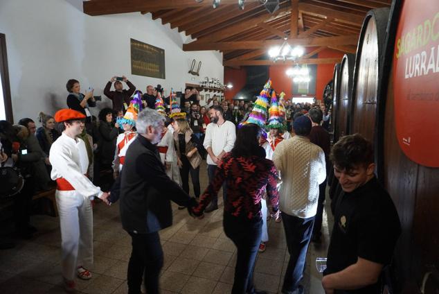 Fotos: Garmendia y Plazaola abren la temporada del txotx: «Gure sagardo berria!»