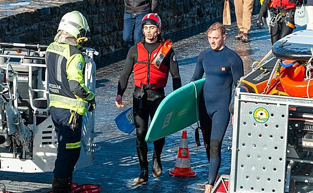 Imagen principal - San Sebastián: Los bomberos rescatan a un surfista polaco en el espigón de La Zurriola