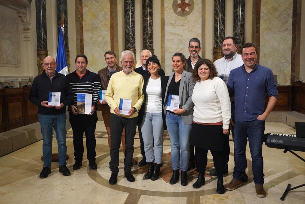 Foto de familia de todos los homenajeados con el alcalde, Eneko Goia, ayer en el Salón de Plenos. 