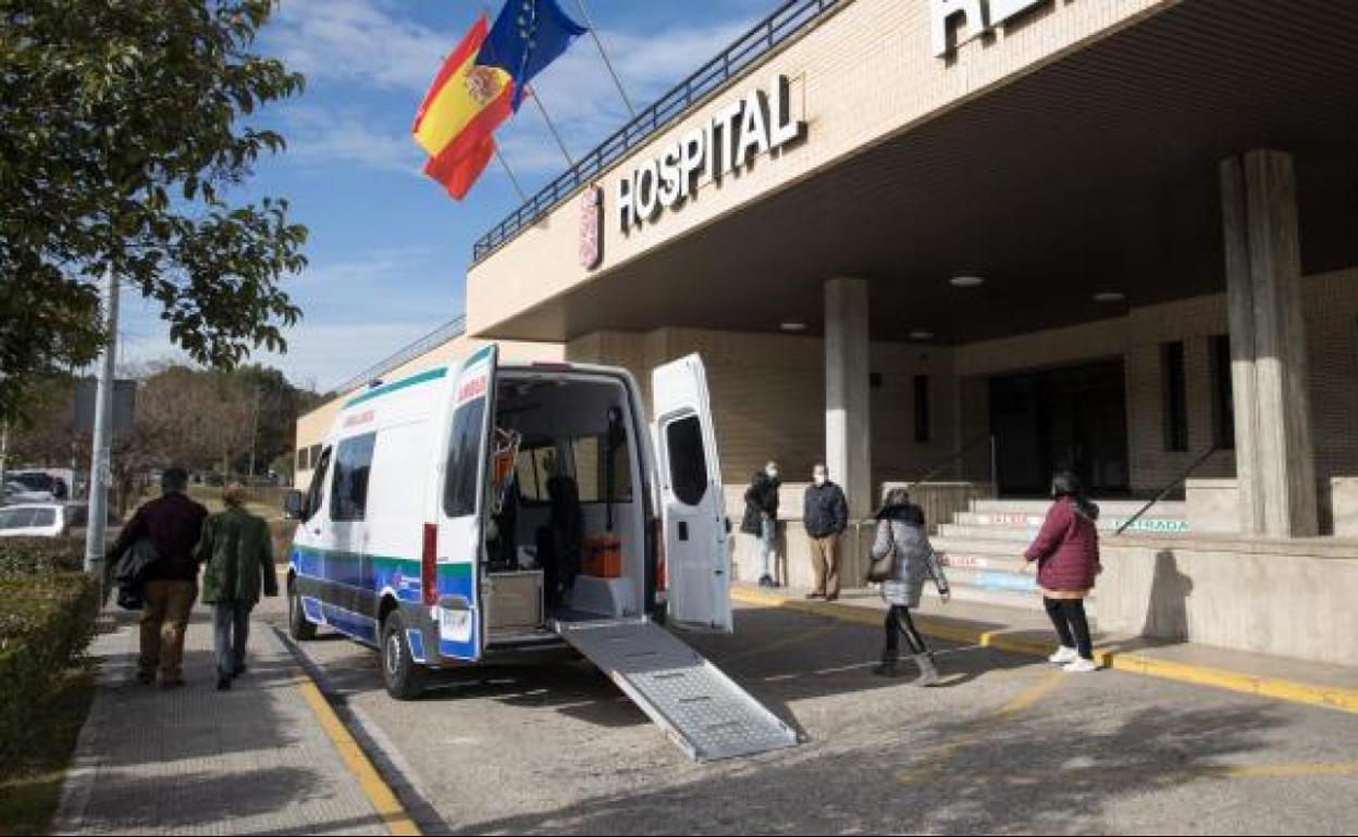 Una ambulancia del transporte sanitario, en la fachada principal del Hospital Reina Sofía de Tudela