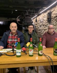 Imagen secundaria 2 - Varios momentos del acto de esta mañana en la sidrería Urbitarte.