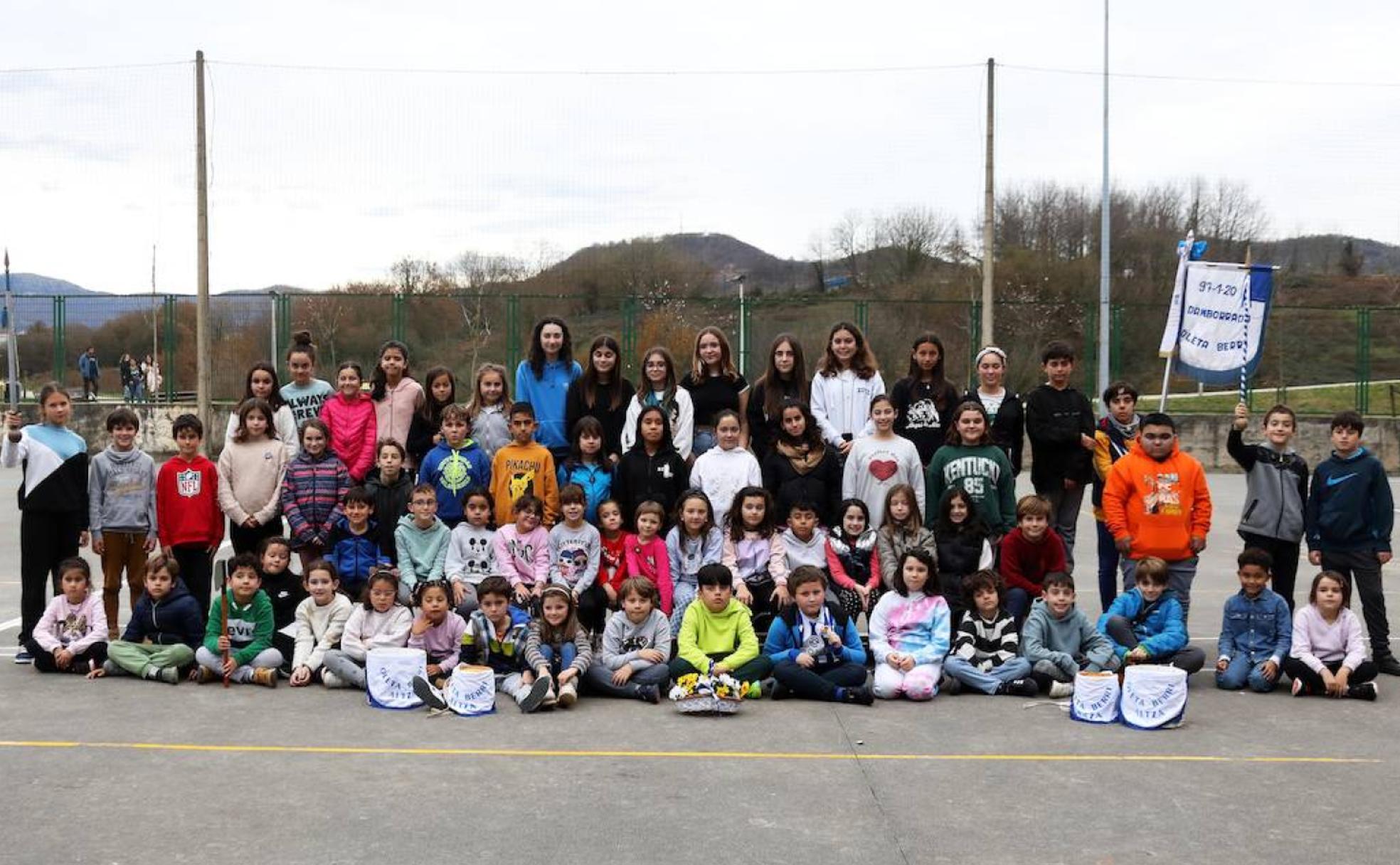Los integrantes de Harri Berri Oleta Ikastetxea de la Tamborrada Infantil 2023. 