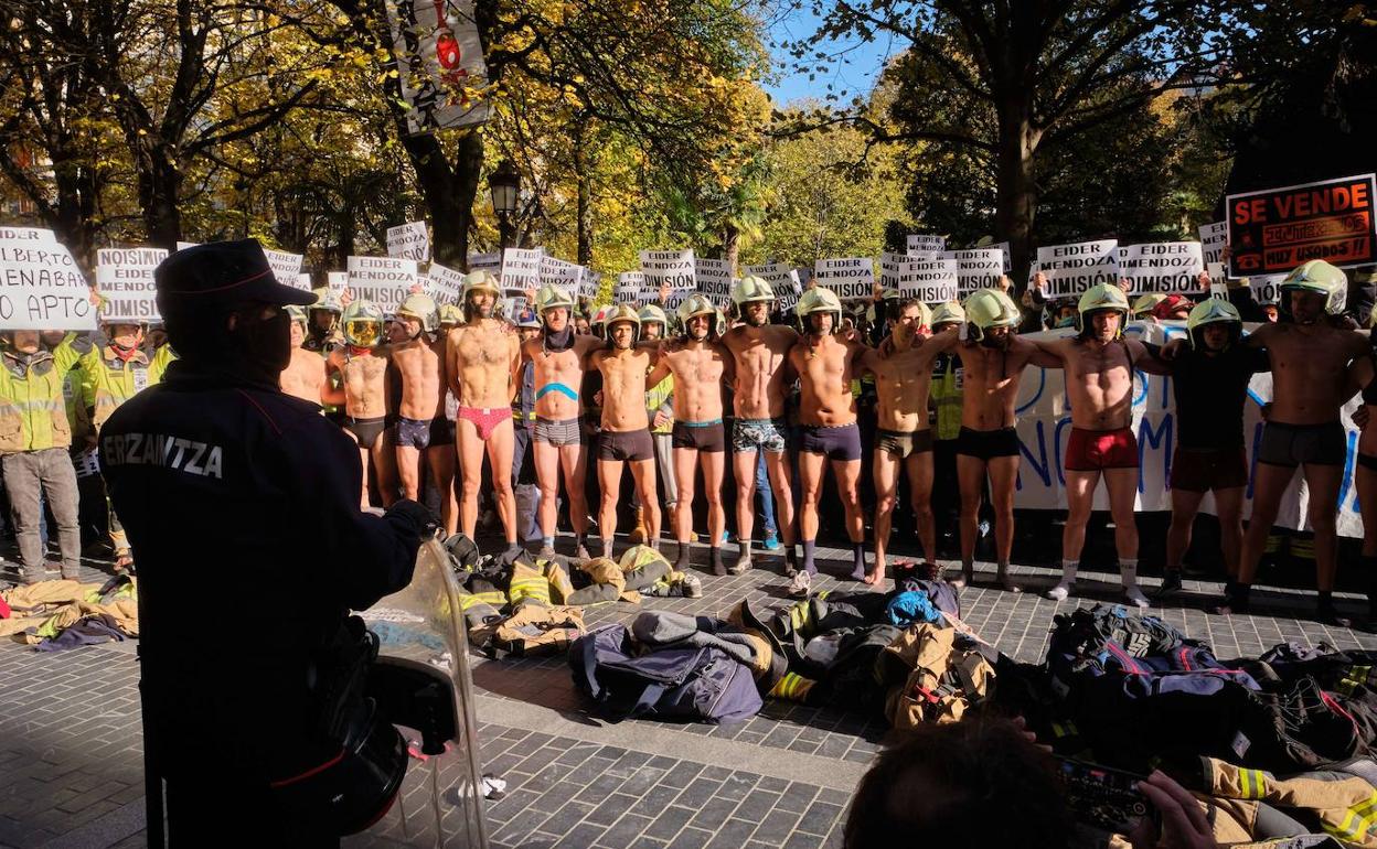 Los bomberos se desnudaron en Donostia, frente a la Diputación, como medida de protesta.