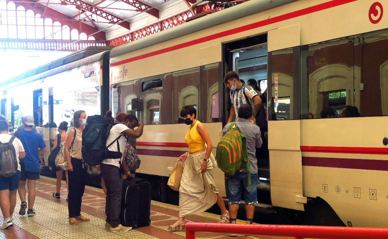 Renfe emite en Euskadi más de 70.000 abonos para viajar gratis en Cercanías y Media Distancia