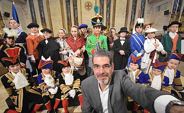 El alcalde, Eneko Goia, junto a los mandos y personajes de la Tamborrada Infantil. 
