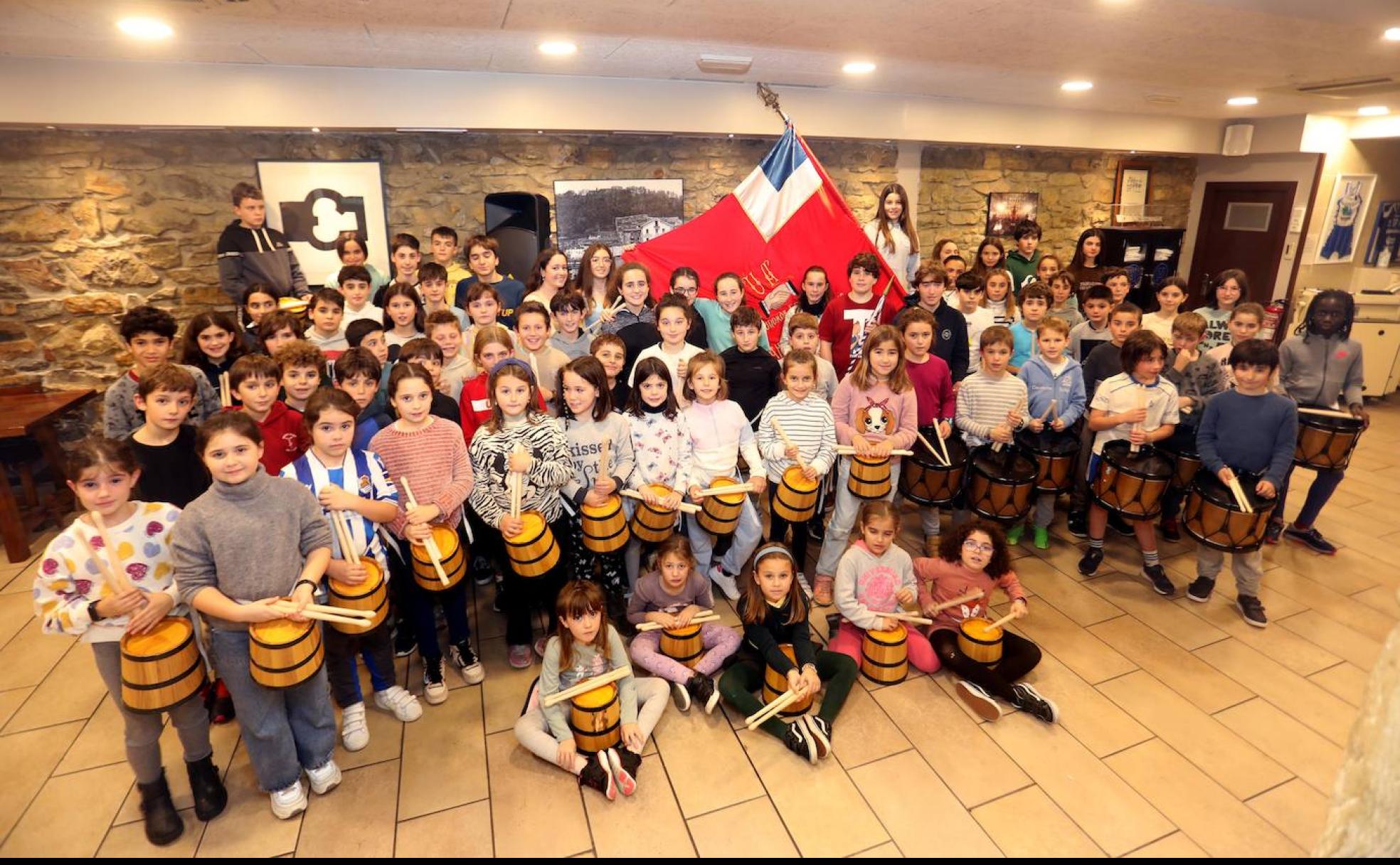 Integrantes de la Unión Artesana 150 Haur Danborrada de la Tamborrada Infantil 2023. 