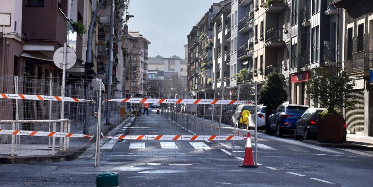 Los trabajos han obligado a cortar uno de los carriles de circulación de Kale Berria. 