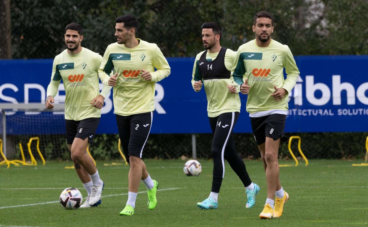 Juan Berrocal, Chema, Javier Muñoz y Matheus Pereira realizan ejercicios de calentamiento. 