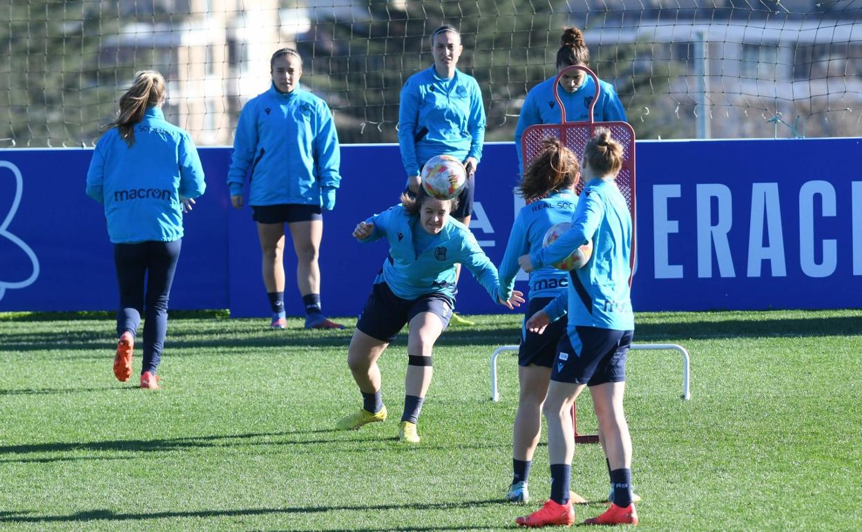 Una realista cabecea en un entrenamiento en Zubieta. 