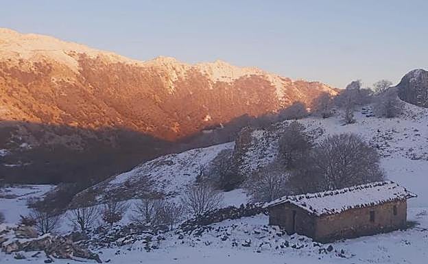 Imagen principal - El tiempo en Euskadi: Caen los primeros copos en Gipuzkoa