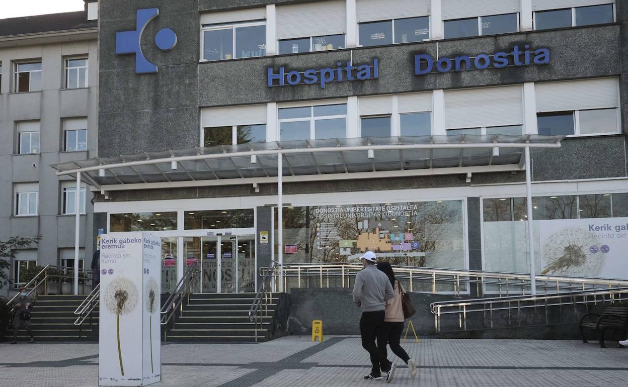 Una pareja en las inmediaciones del Hospital Universitario de Donostia. 