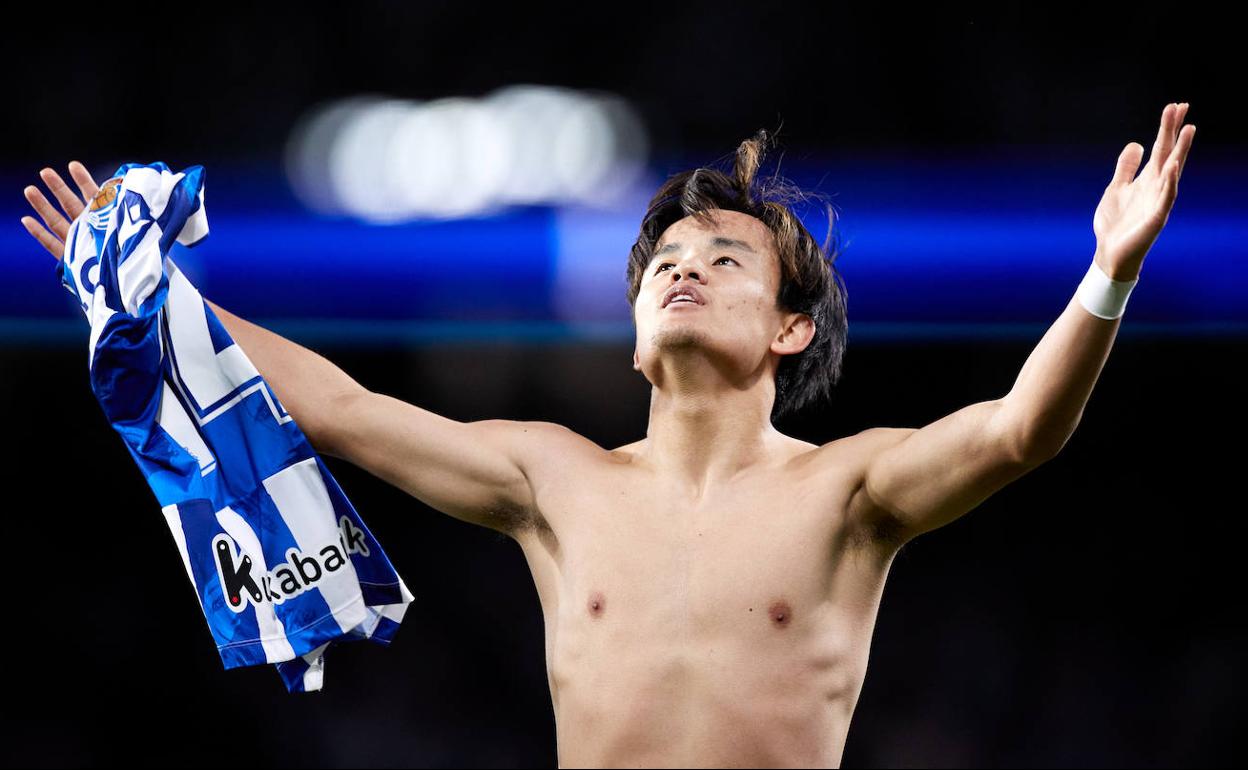 Take Kubo celebra el segundo gol de la Real Sociedad ante el Athletic de Bilbao. 
