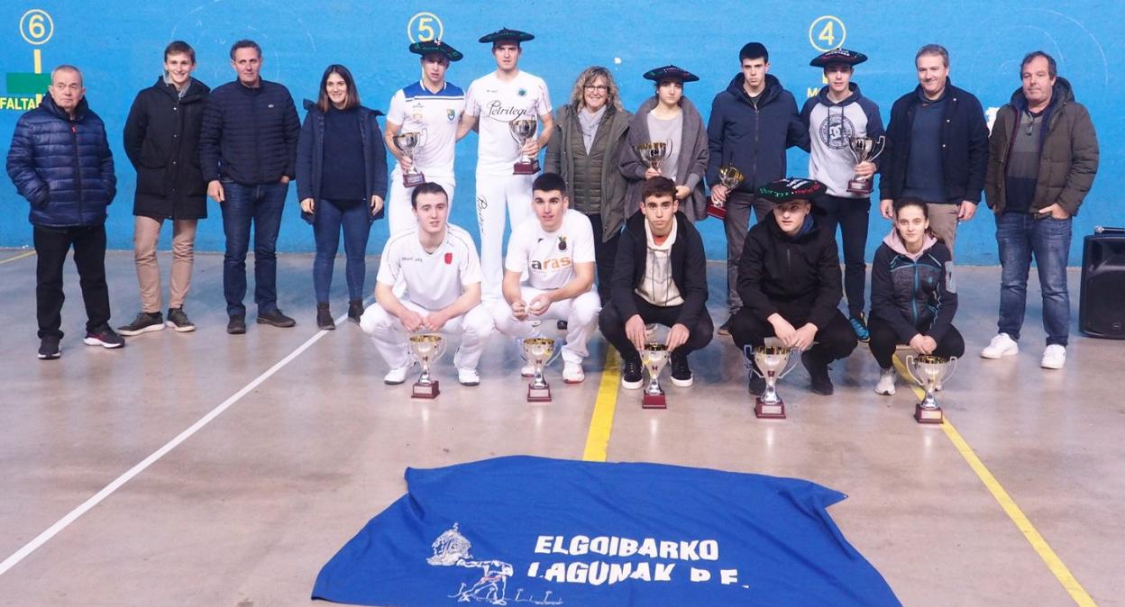 Los campeones y los finalistas cerraron el XXX Torneo San Antón con la ya clásica fotografía de grupo en la cancha del frontón de la Ikastola. 