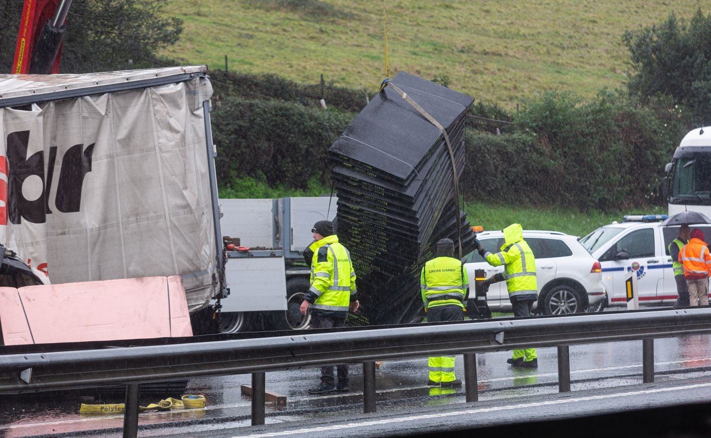 Fotos: Retenciones en la N-I por el vuelco de un camión