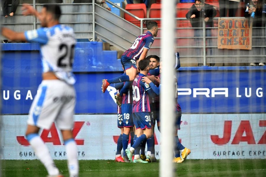 Fotos: El Eibar se hace más líder