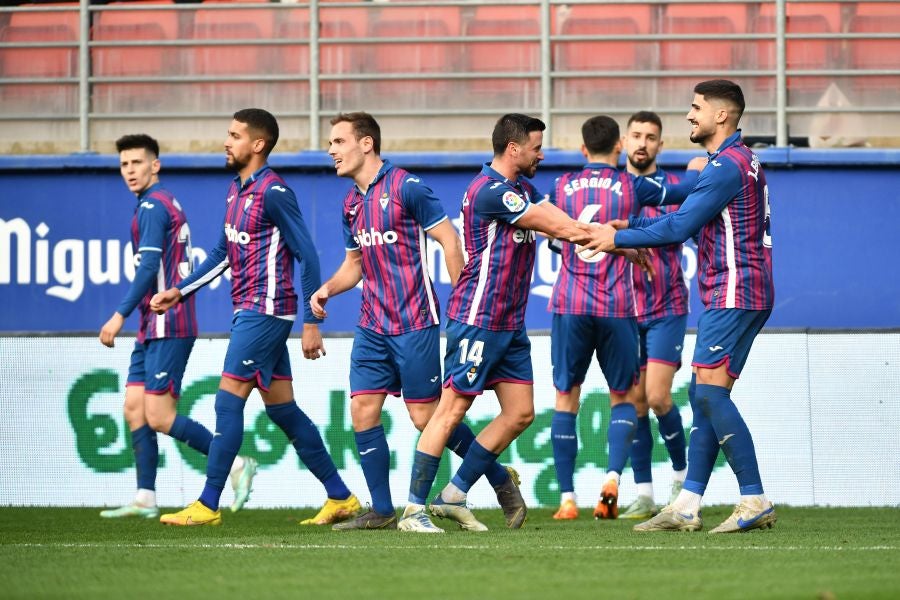Fotos: El Eibar se hace más líder