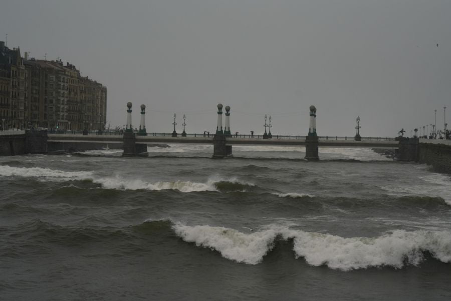 Fotos: Jornada desapacible con lluvia, viento y oleaje