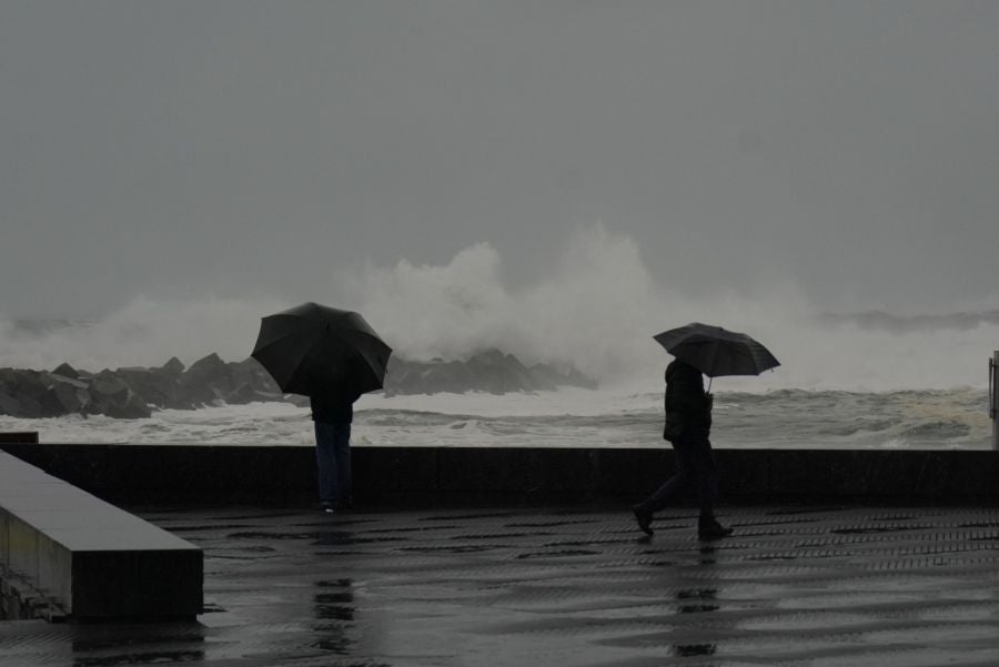 Fotos: Jornada desapacible con lluvia, viento y oleaje