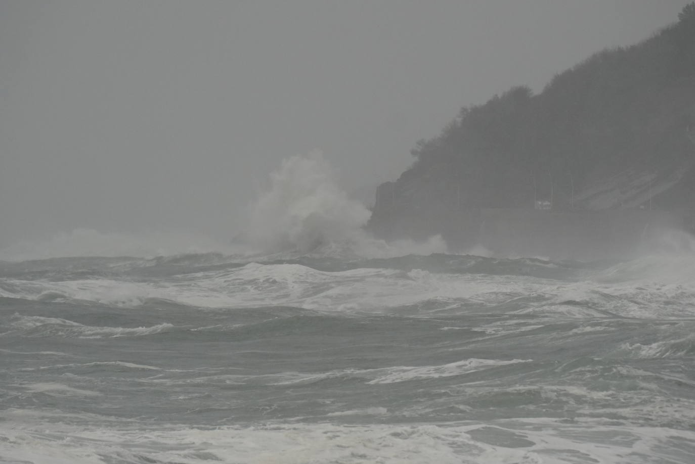 Fotos: Jornada desapacible con lluvia, viento y oleaje