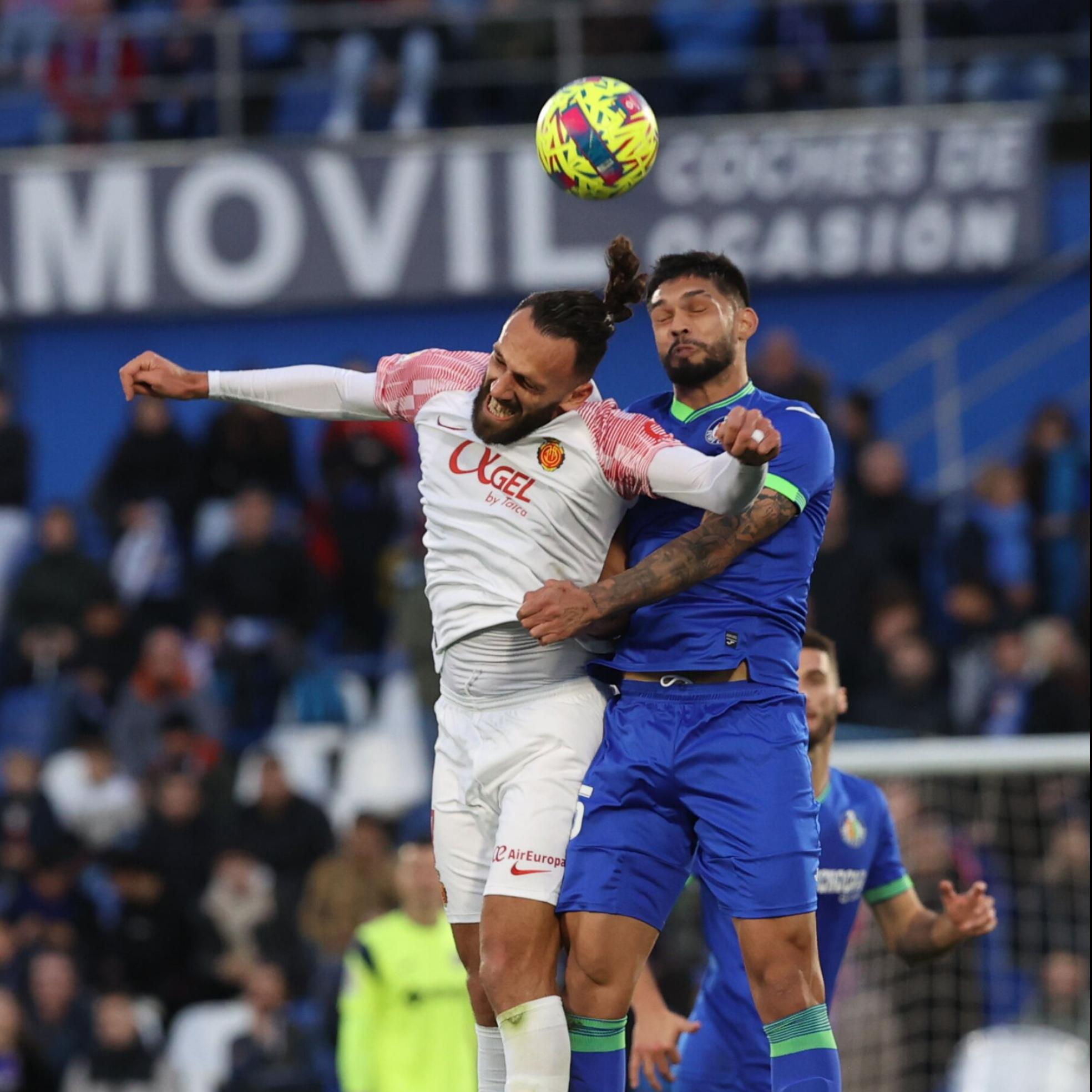Muriqi trata de ganar un balón de cabeza ante Alderete, del Getafe. 