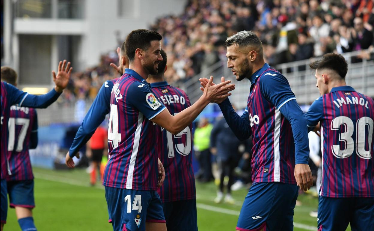 Javi Muñoz y Stoichkov se saludan tras marcar el delantero. 