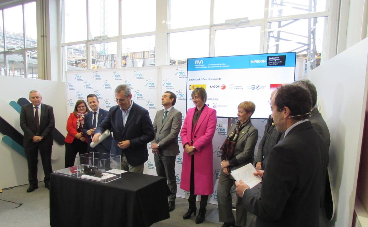 El Diputado General Markel Olano introduce unos periódicos en la urna que hará de primera piedra del centro Hirekin, cuya construcción se inició en octubre y se concluirá a mediados de 2024. 