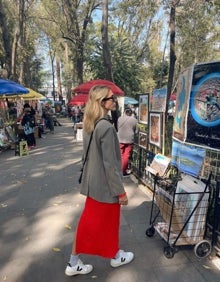 Imagen secundaria 2 - Natalia Coll con vestido azul y Ana Padilla con vestido rojo.