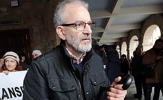 Jokin, el marido de la conductora agredida, en la concentración de esta mañana de Mungia.