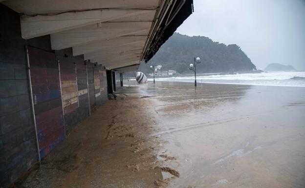 Negocios protegidos en el malecón de Zarautz para evitar protegerlos del olas.