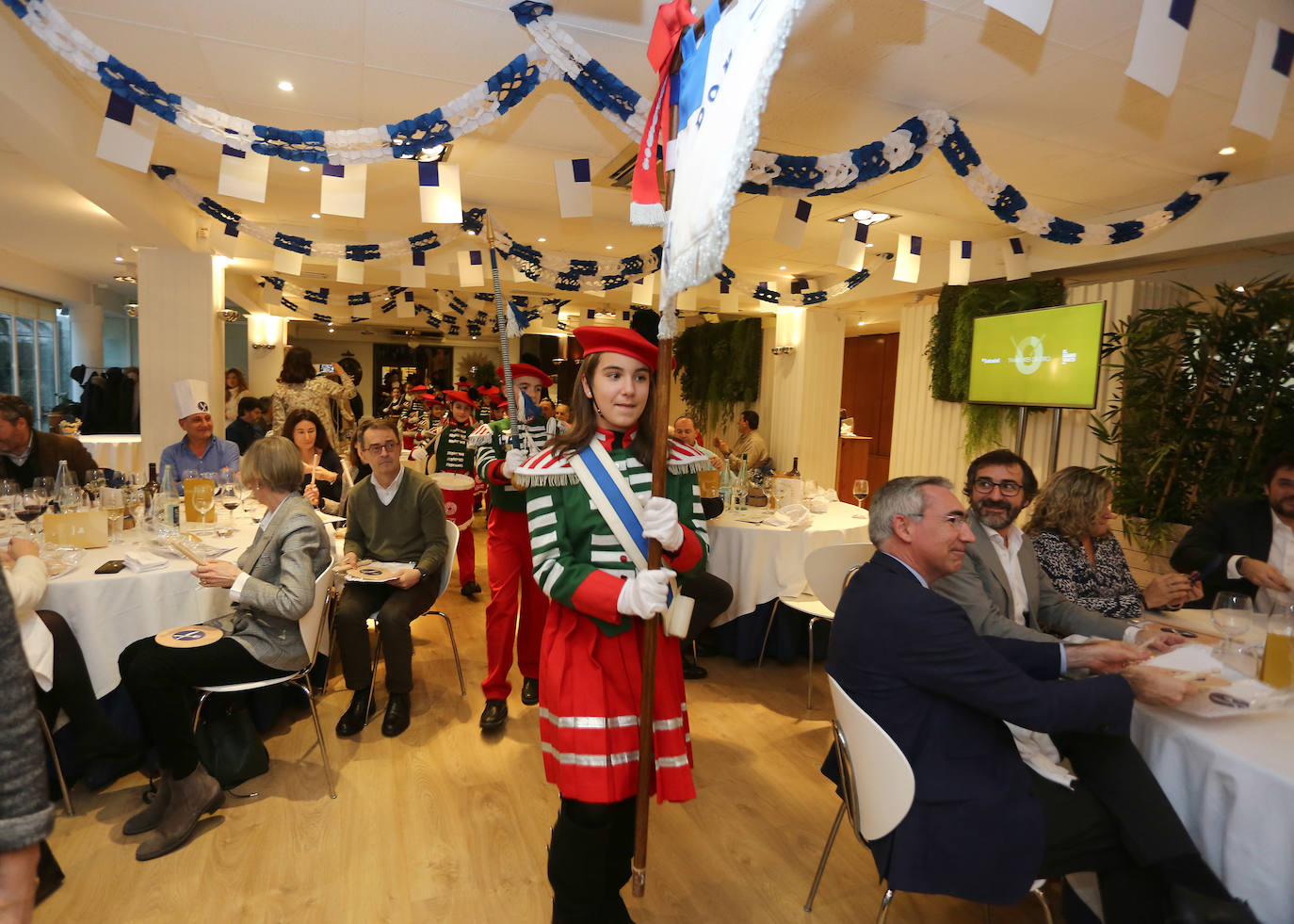 DV rindió homenaje a los Tambores de Oro de Donostia.