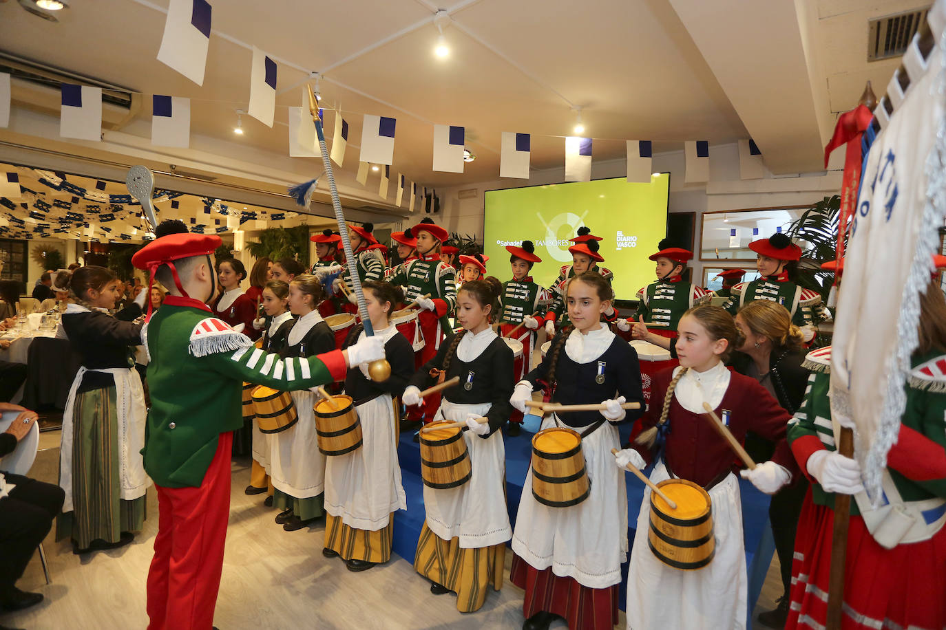DV rindió homenaje a los Tambores de Oro de Donostia.