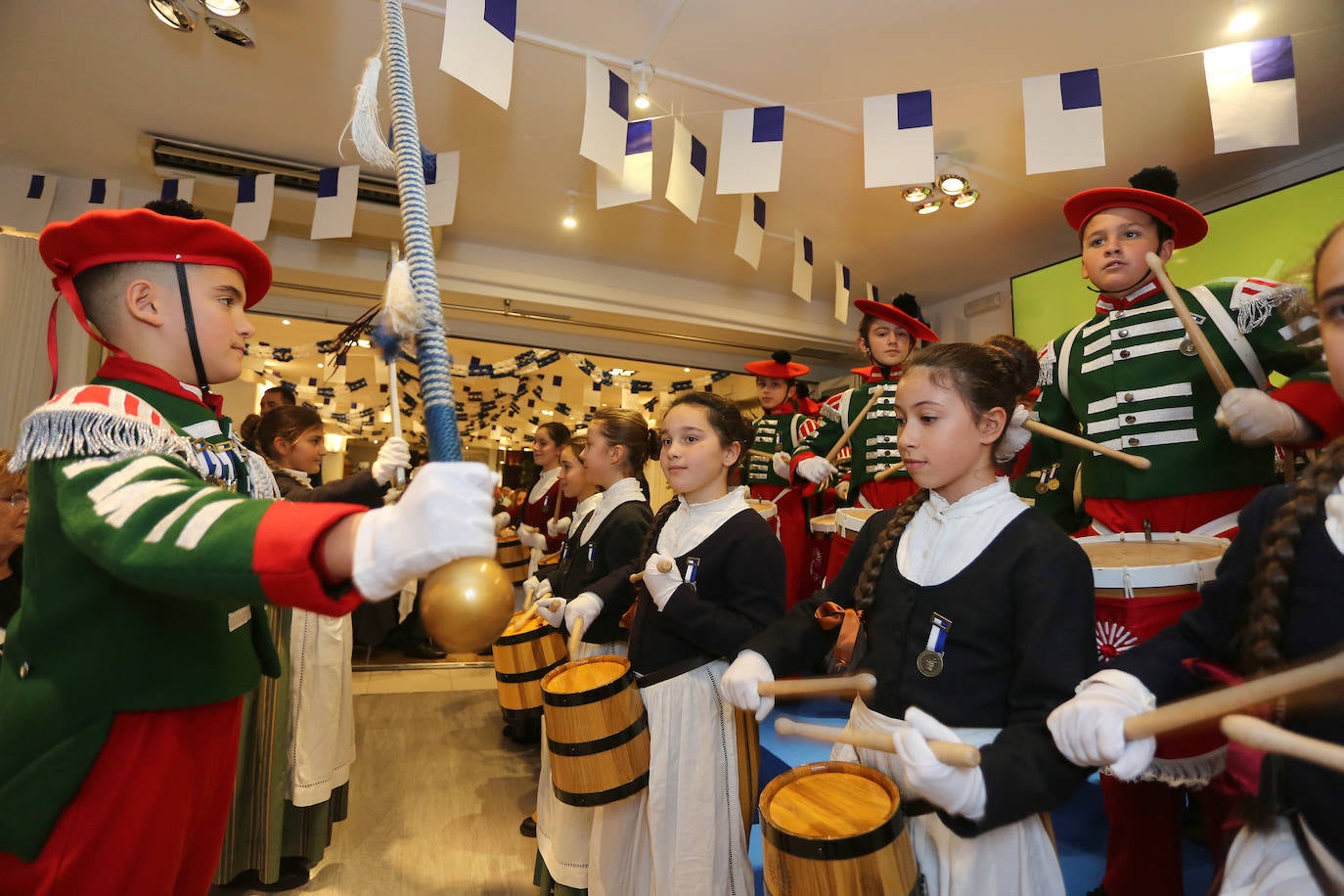 DV rindió homenaje a los Tambores de Oro de Donostia.