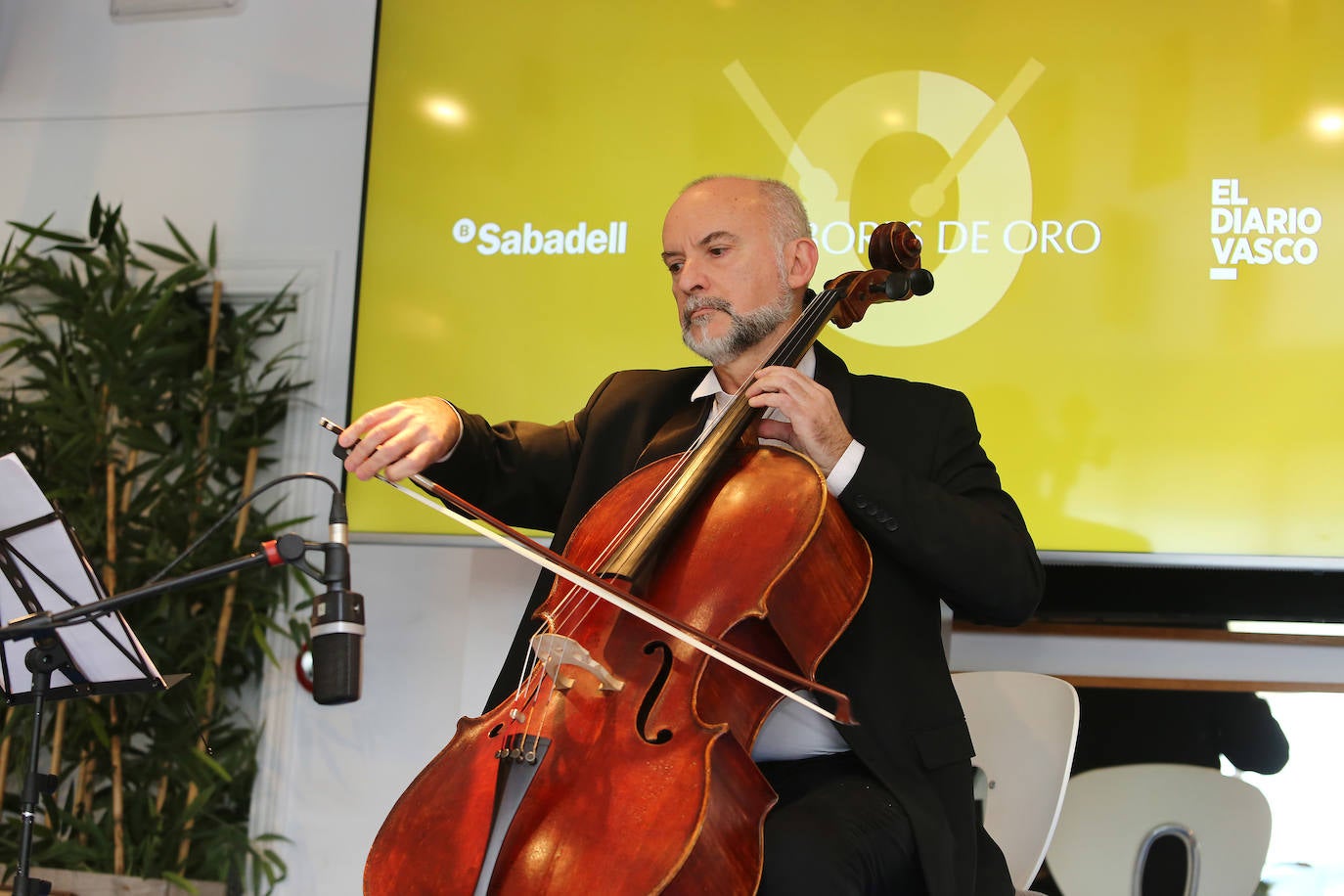 DV rindió homenaje a los Tambores de Oro de Donostia.