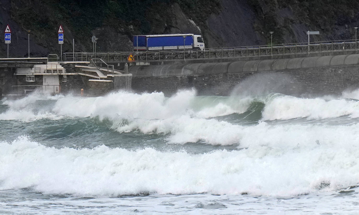 El temporal ha embravecido el mar con olas imponentes