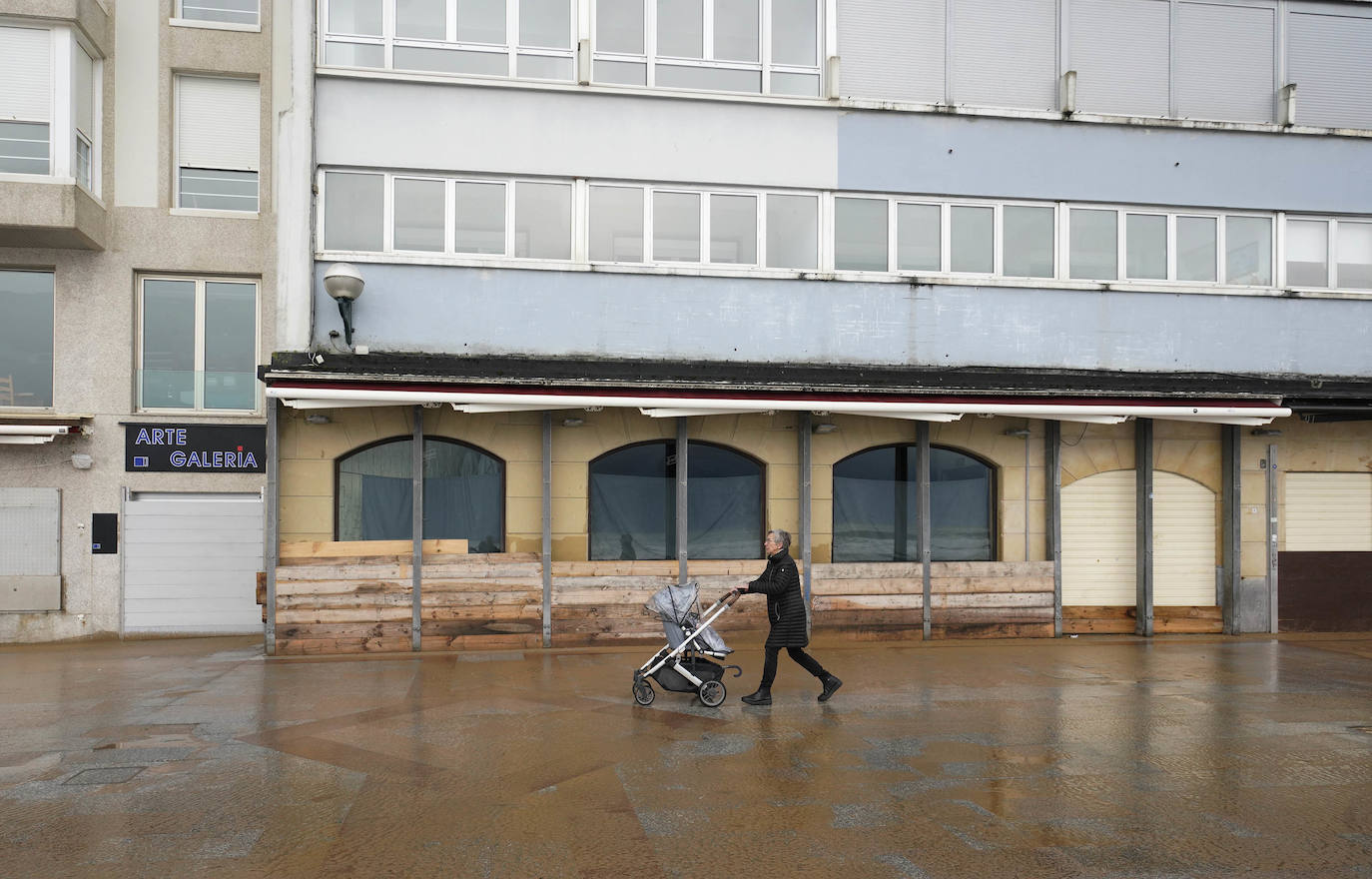 Paseo lluvioso por el malecón zarauztarra.
