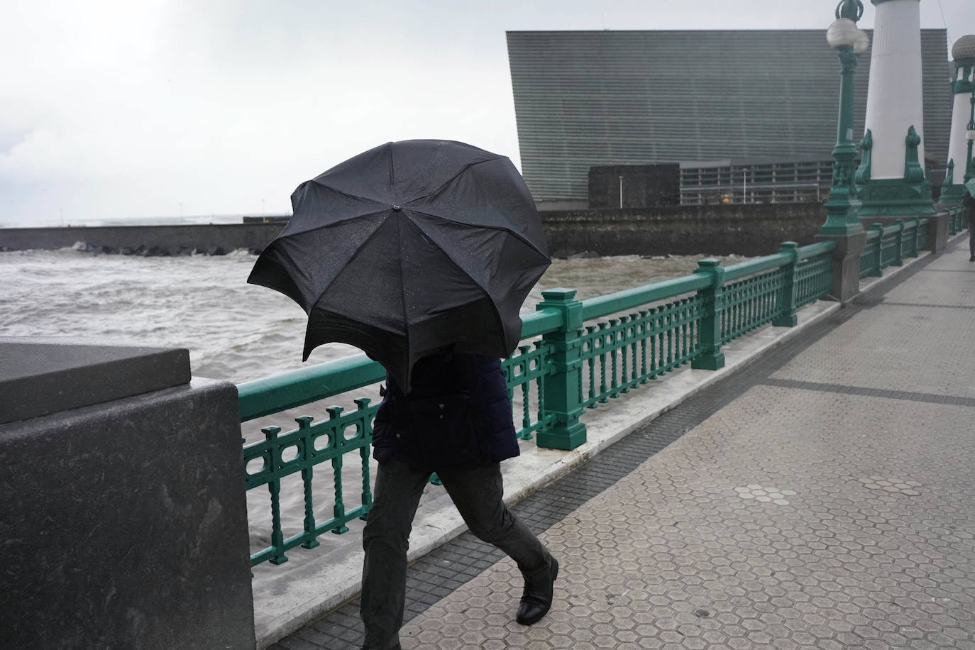 La lluvia y el viento se han dejado notar en las inmediaciones del Kursaal.