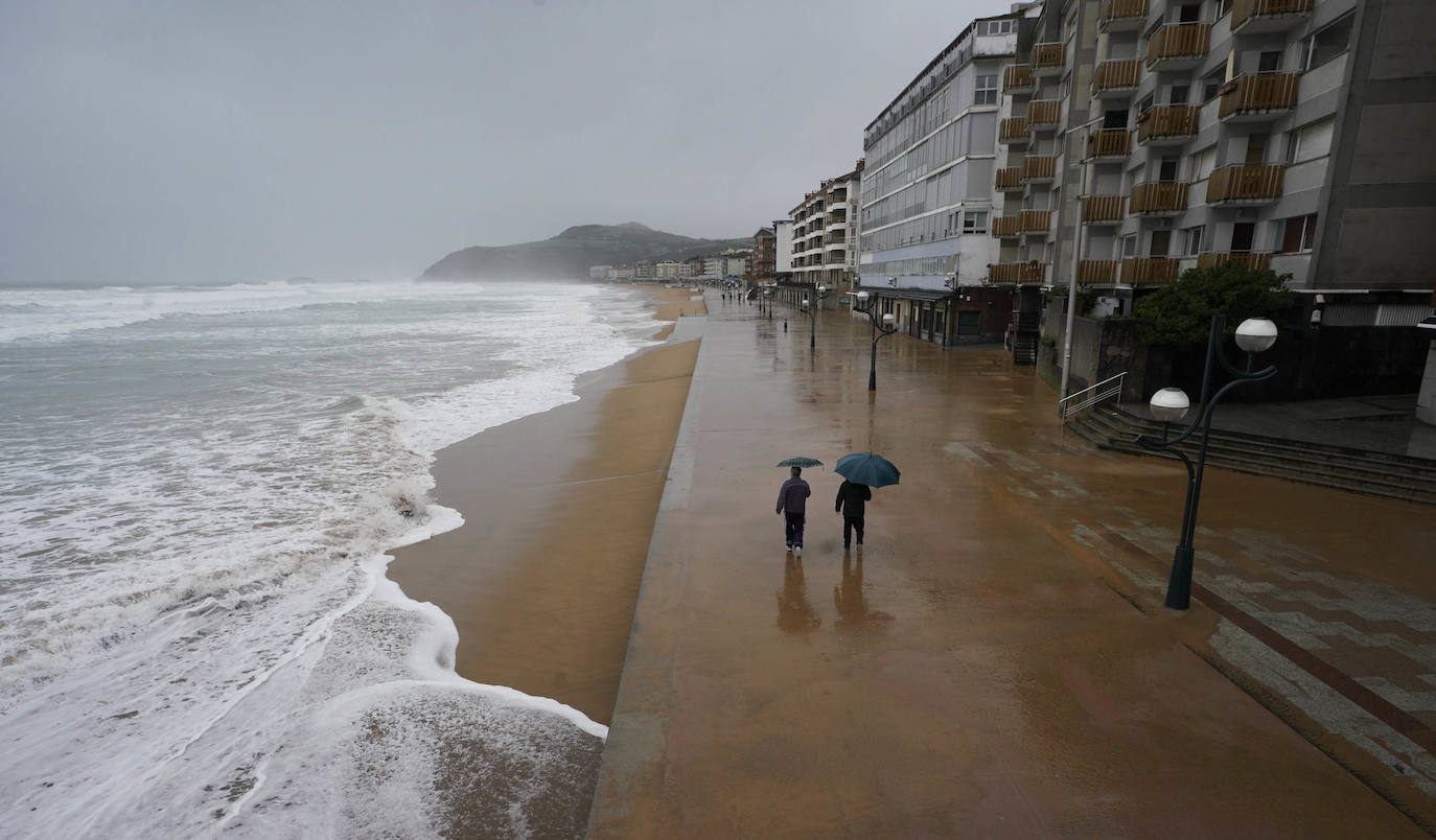 El agua, a punto de llegar al malecón zarauztarra.