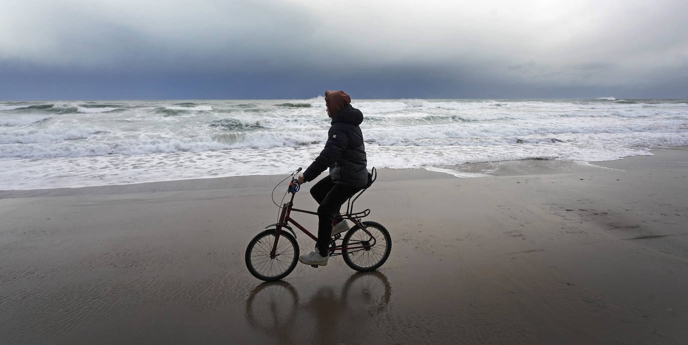 Paseo en bicicleta por la playa.