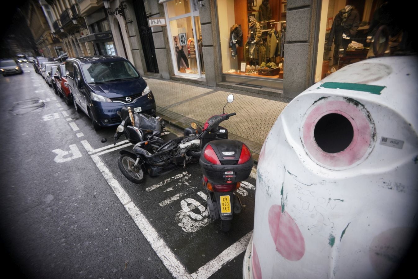 Motos caídas por el viento en el centro de San Sebastián