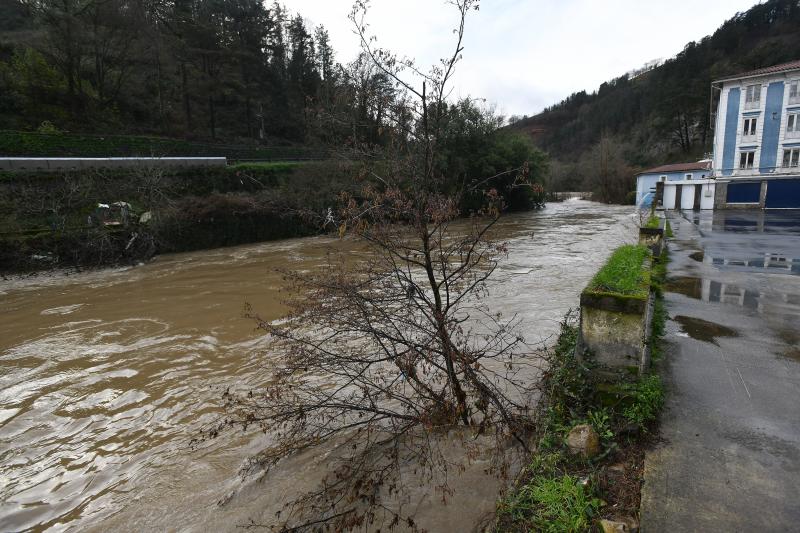 Río crecido junto a aguas de Alzola en Elgoibar