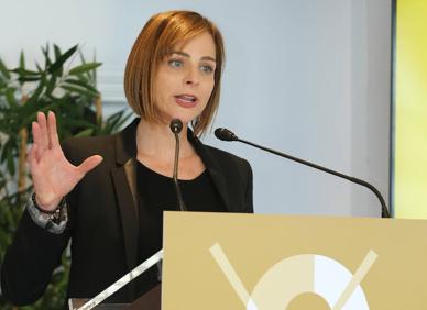 Imagen secundaria 1 - De izquierda a derecha, Arantxa Tapia, Beatriz Luengo, el Tambor de Oro de 2023 Javier García Cogorro, Iñigo Barrenechea, Eneko Goia, David Taberna, Cristina Garmendia, Maite Sabadell y Tristán Montegro. Carolina Moreno, madre de Irai, una niña a la que las terapias génicas dieron una segunda oportunidad. Los invitados al homenaje disfrutan del desfile de la tamborrada de Santo Tomas Lizeoa.