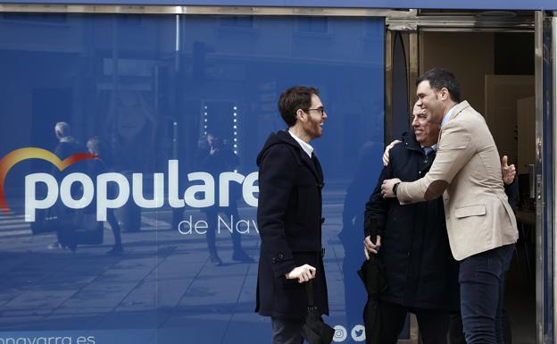 Los exdiputados de UPN Sergio Sayas y Carlos García Adanero, en la sede del PP junto al líder de los populares en Navarra, Javier García.