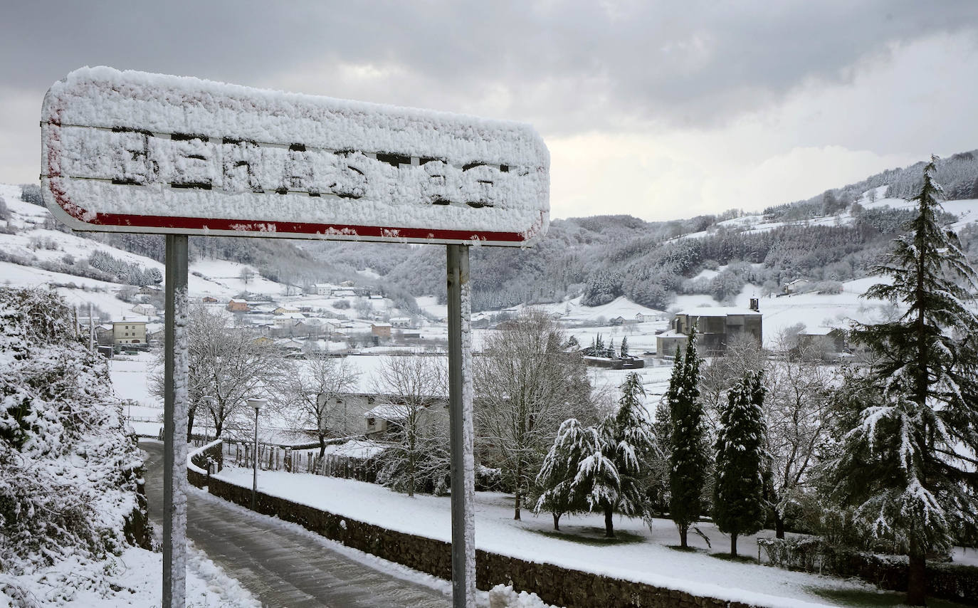 Fotos: Berastegi, bajo un manto de nieve
