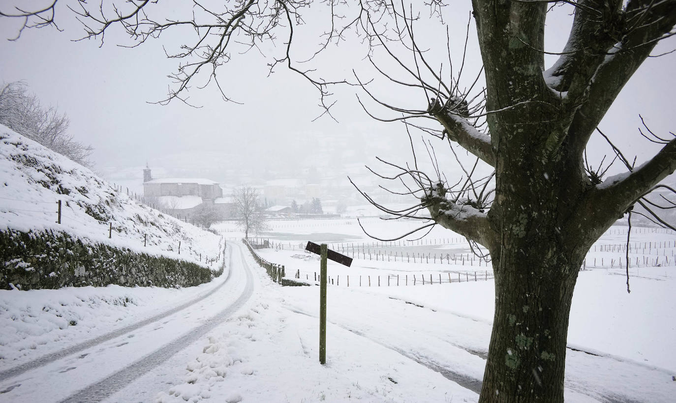 Fotos: Berastegi, bajo un manto de nieve